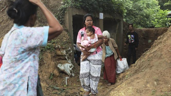 Thailändare flyr striderna mellan thailändska och kambodjanska soldater.