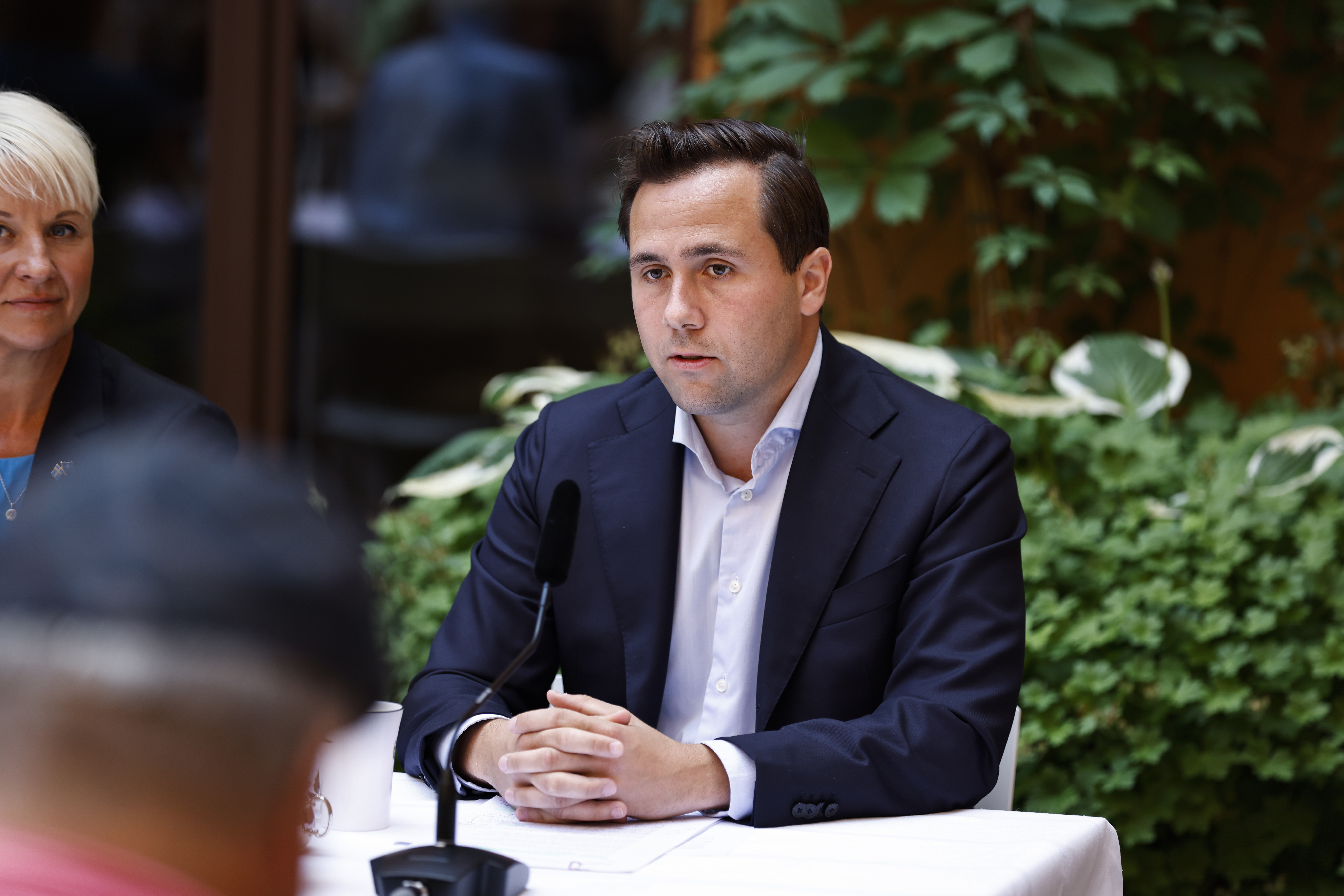 Bistånds- och utrikeshandelsministern Benjamin Dousa (M) vid regeringens sommarfika.