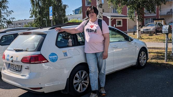 Nicole Johansson arbetar inom hemtjänsten i Luleå. Många av brukarna lider i värmen, berättar hon.