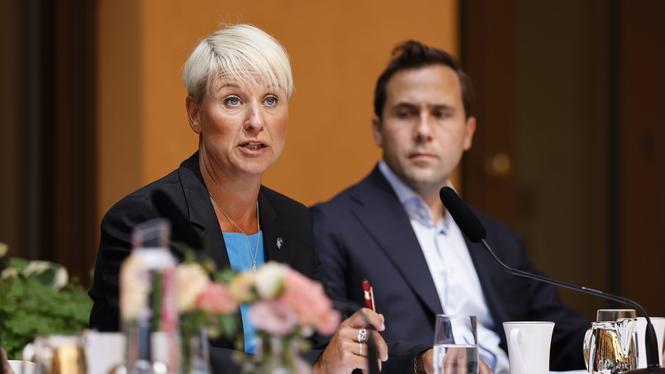 Äldre- och socialförsäkringsminister Anna Tenje (M) vid regeringens sommarfika på Rosenbads innergård på torsdagen.