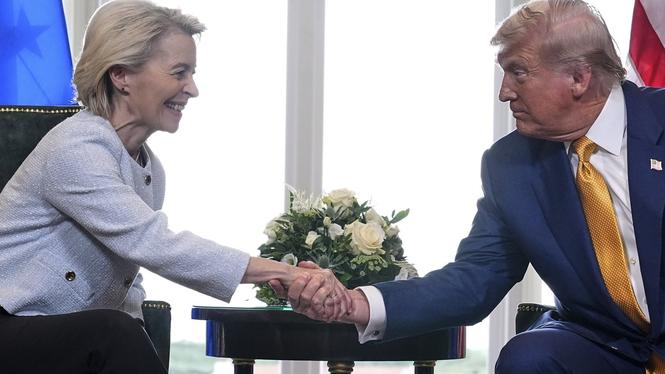 EU-kommissionens ordförande Ursula von der Leyen och USA:s president Donald Trump skakar hand i samband med söndagens möte.