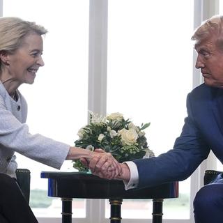 EU-kommissionens ordförande Ursula von der Leyen och USA:s president Donald Trump skakar hand i samband med söndagens möte.
