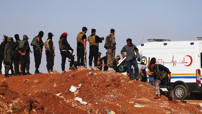 Ambulanser och bussar anländer till en kontrollpunkt i byn Busra al-Harir, södra Syrien, på väg till Sweida-provinsen, samtidigt som säkerhetsstyrkor spärrar av området för att hindra beduinska krigare från att komma in i provinsen, 22 juli 2025.