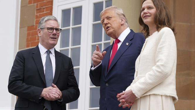 Storbritanniens premiärminister Keir Starmer, USA:s president Donald Trump och Starmers hustru Victoria vid Trumps golfbana Turnberry i Skottland. 