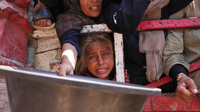 Palestinier som kämpar för att få ta del av donerad mat, som länge varit blockerad av Israel.