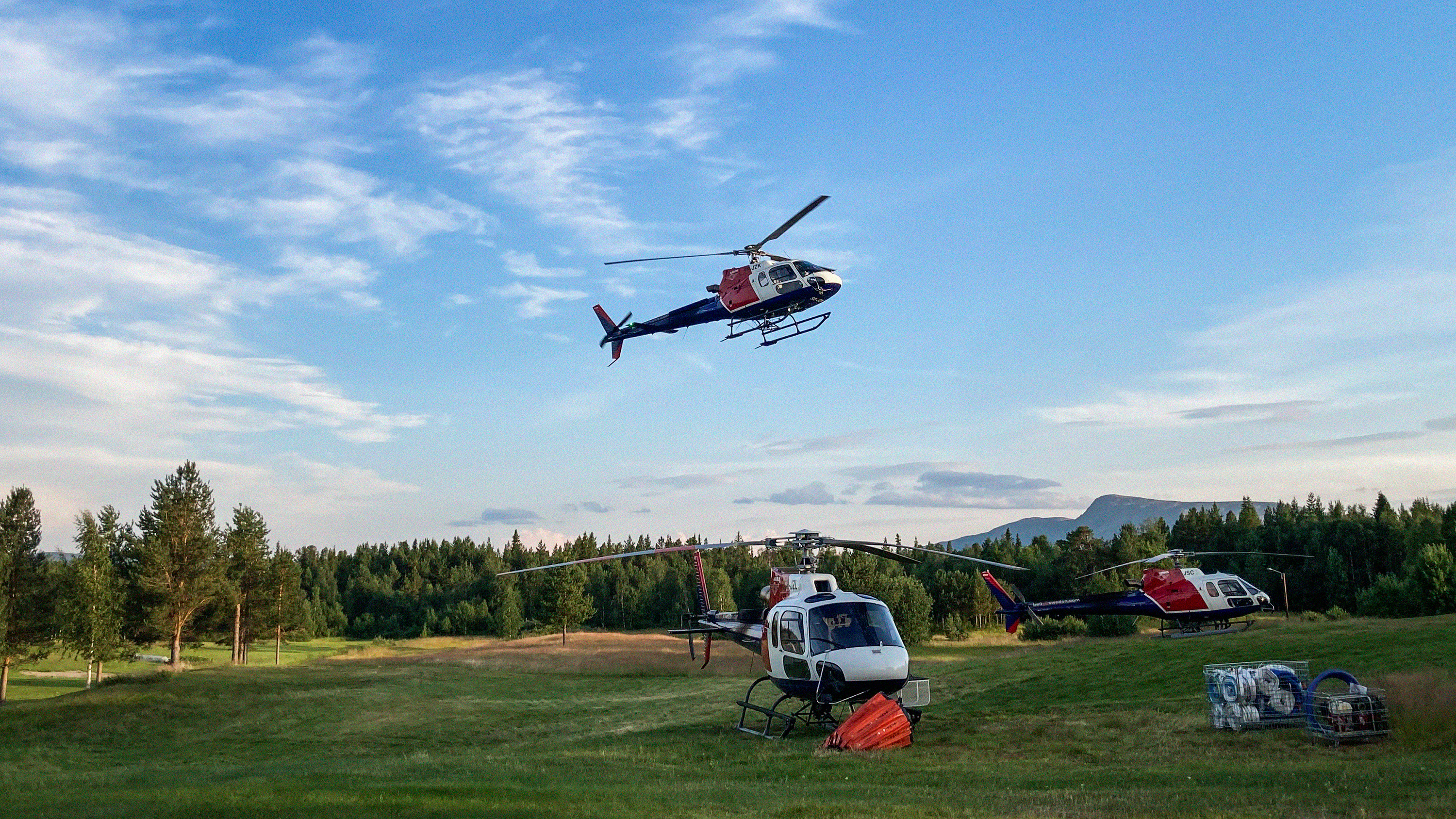 Helikoptrar som bekämpar en stor skogsbrand i Jokkmokks kommun den 25 juni.