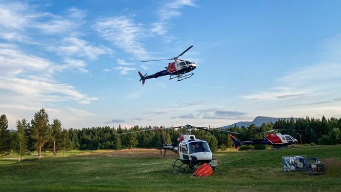 Helikoptrar som bekämpar en stor skogsbrand i Jokkmokks kommun den 25 juni.