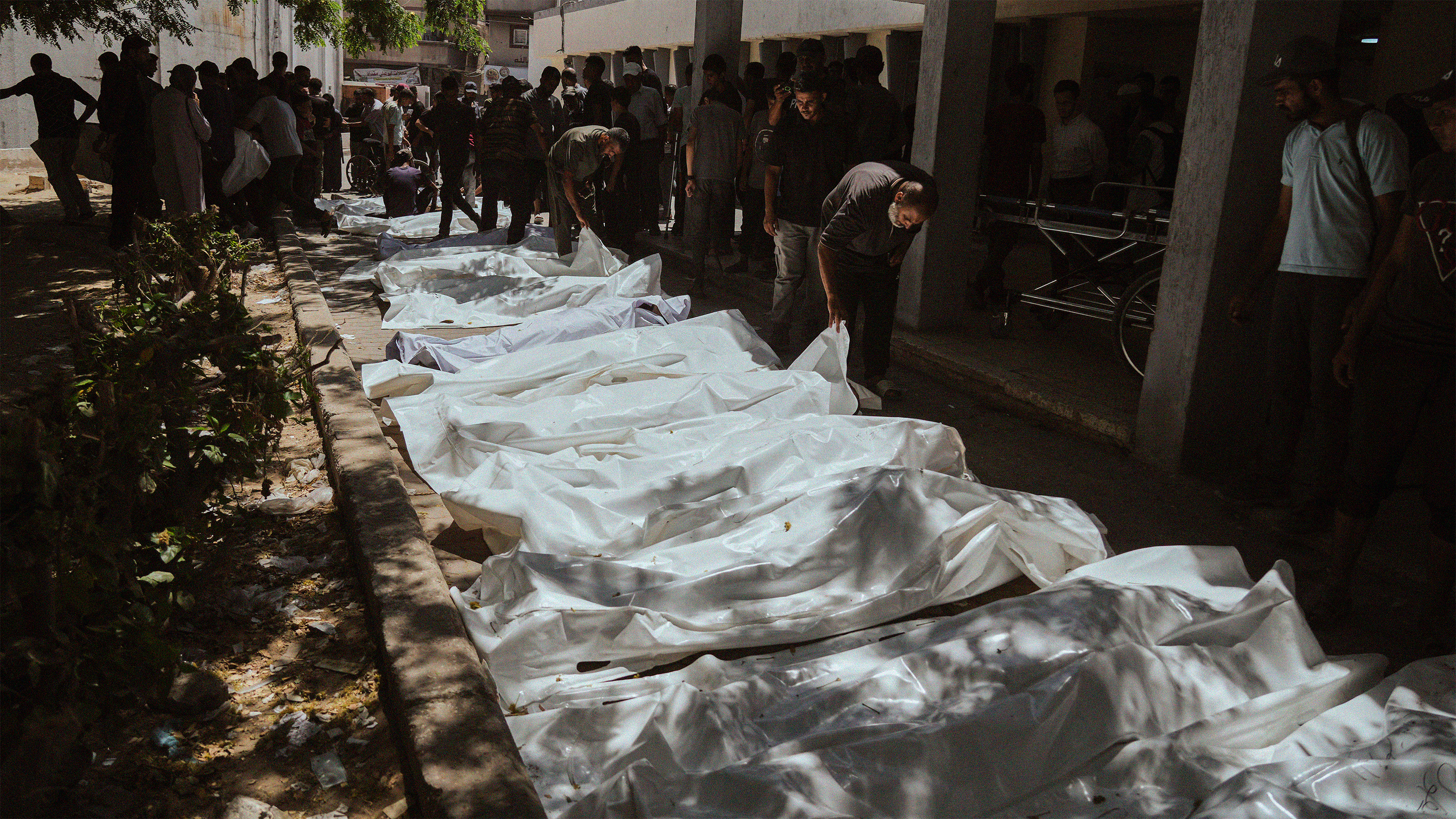 Kropparna av palestinier som dödades när de försökte ta sig till hjälplastbilar, söndagen den 20 juli 2025.