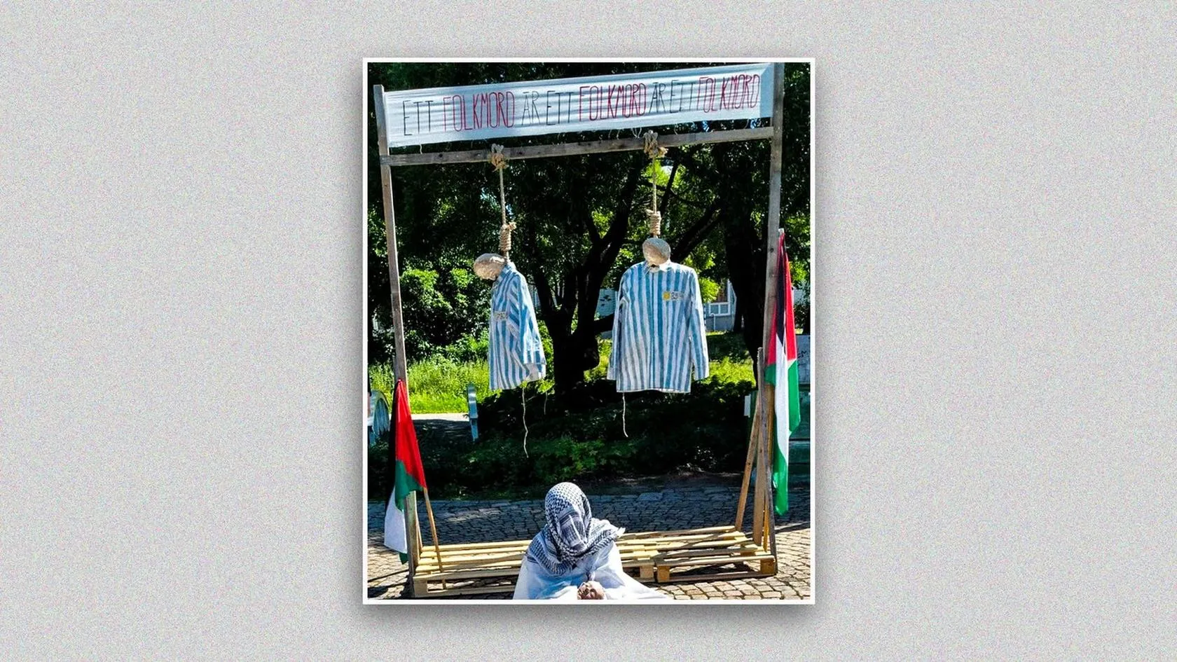 Två dockor iklädda blårandiga skjortor med davidsstjärnor hängdes upp med snaror runt halsen under en demonstration för Palestina i Umeå i fredags.