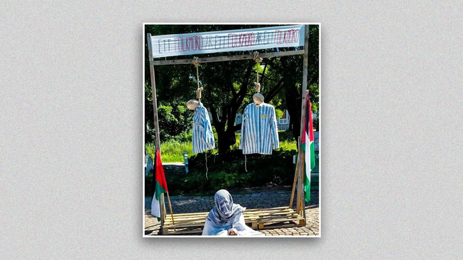 Två dockor iklädda blårandiga skjortor med davidsstjärnor hängdes upp med snaror runt halsen under en demonstration för Palestina i Umeå i fredags.