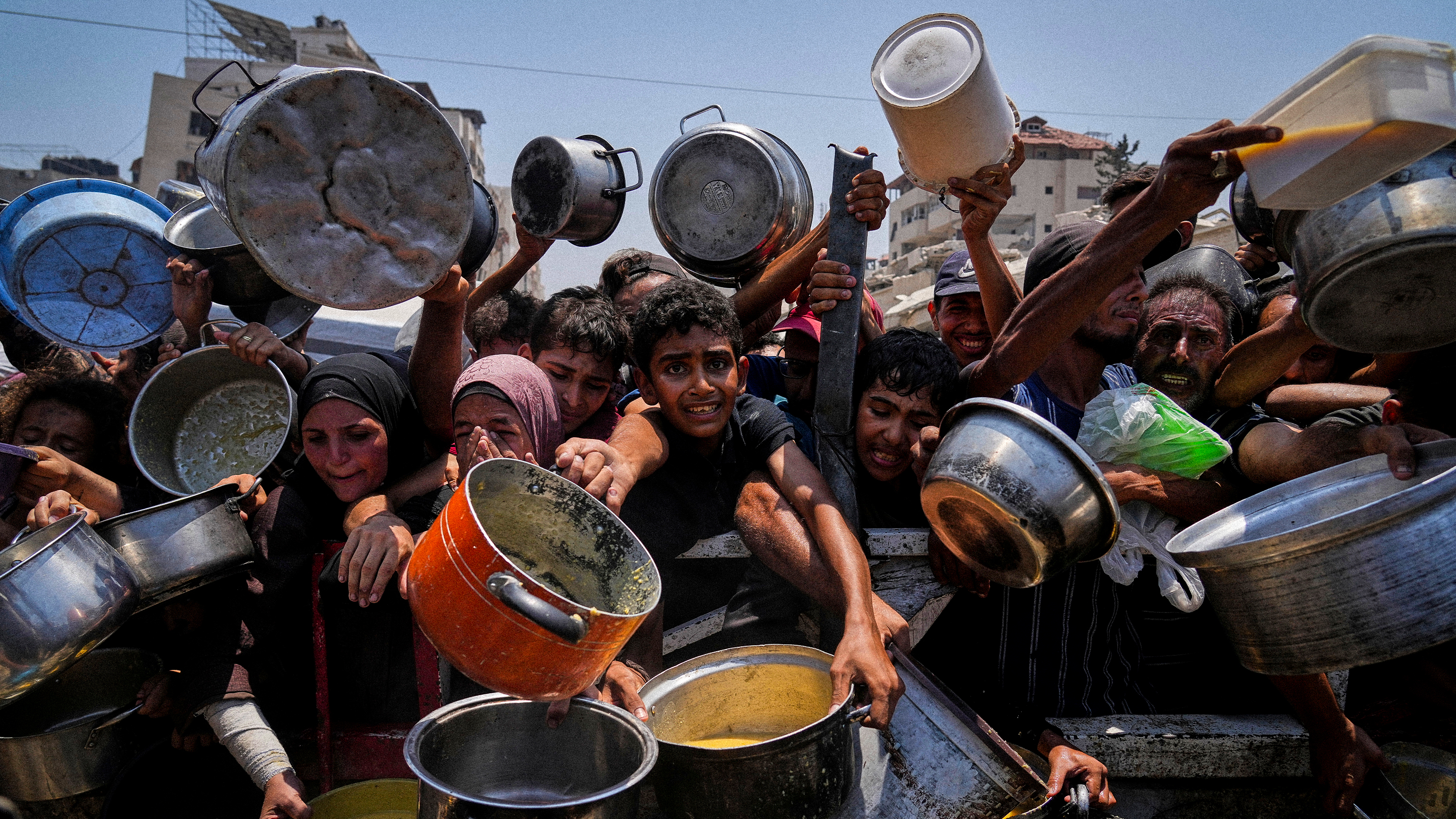 Palestinier kämpar för att få mat vid ett soppkök i Gaza City.