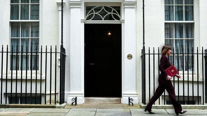 Storbritanniens finansminister lämnar 11 Downing Street.