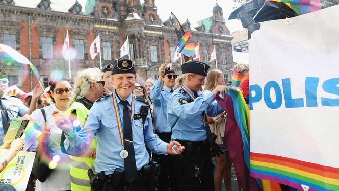 Poliser som deltog i Malmös Prideparad 2019.