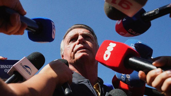 Brasiliens tidigare president Jair Bolsonaro talar till pressen utanför fängelseförvaltningen dit han anlände efter att Högsta domstolen beordrat att han skulle få en elektronisk fotboja, fredagen den 18 juli 2025.