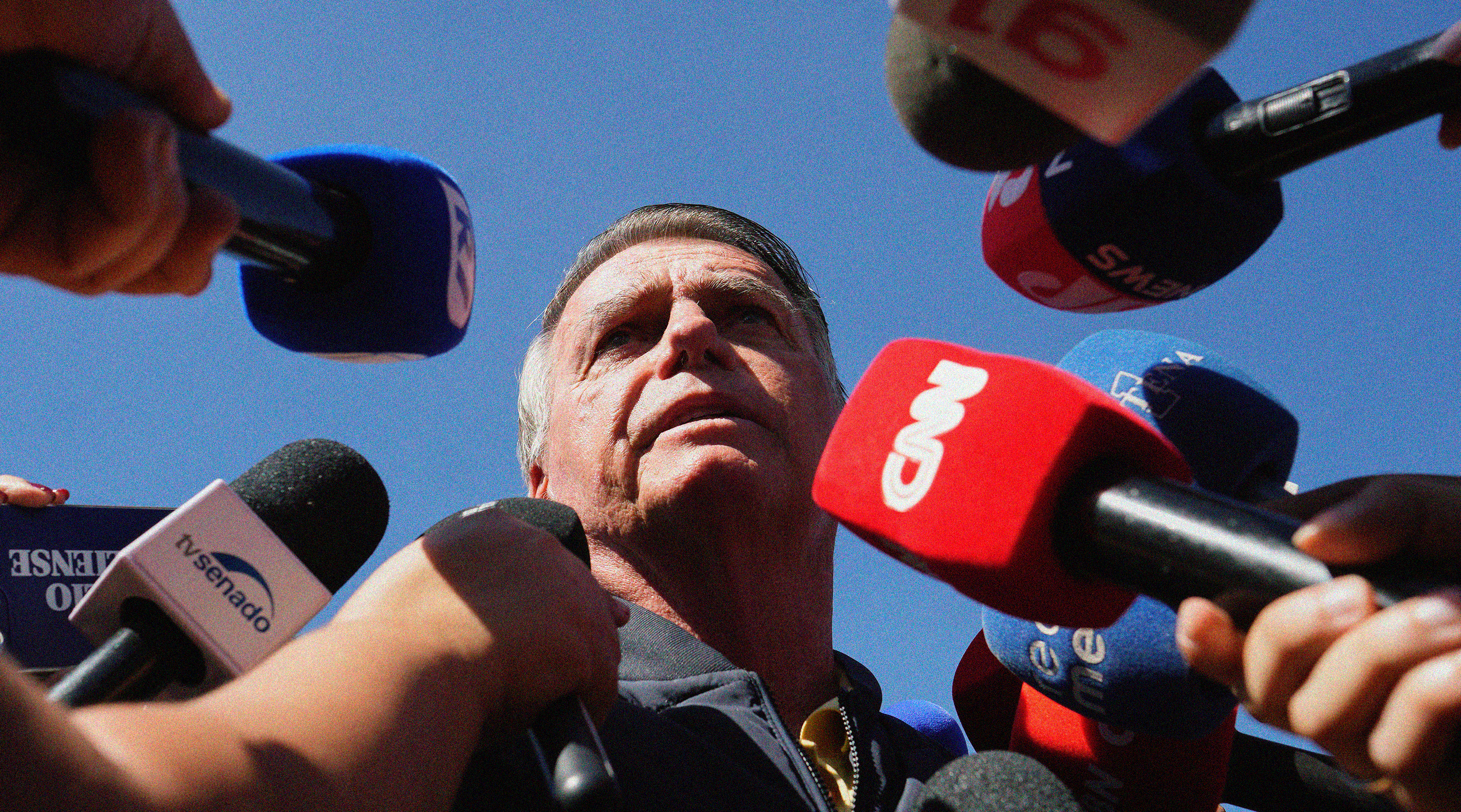 Brasiliens tidigare president Jair Bolsonaro talar till pressen utanför fängelseförvaltningen dit han anlände efter att Högsta domstolen beordrat att han skulle få en elektronisk fotboja, fredagen den 18 juli 2025.