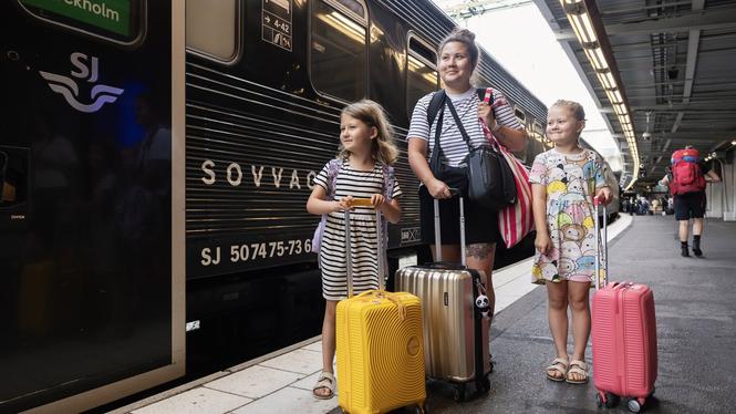 ”Mysigt att åka nattåg men riktigt varmt” tycker Selma, 8, och Maja, 6, som åker tåg för första gången med mamma Nathalie Kindblad.