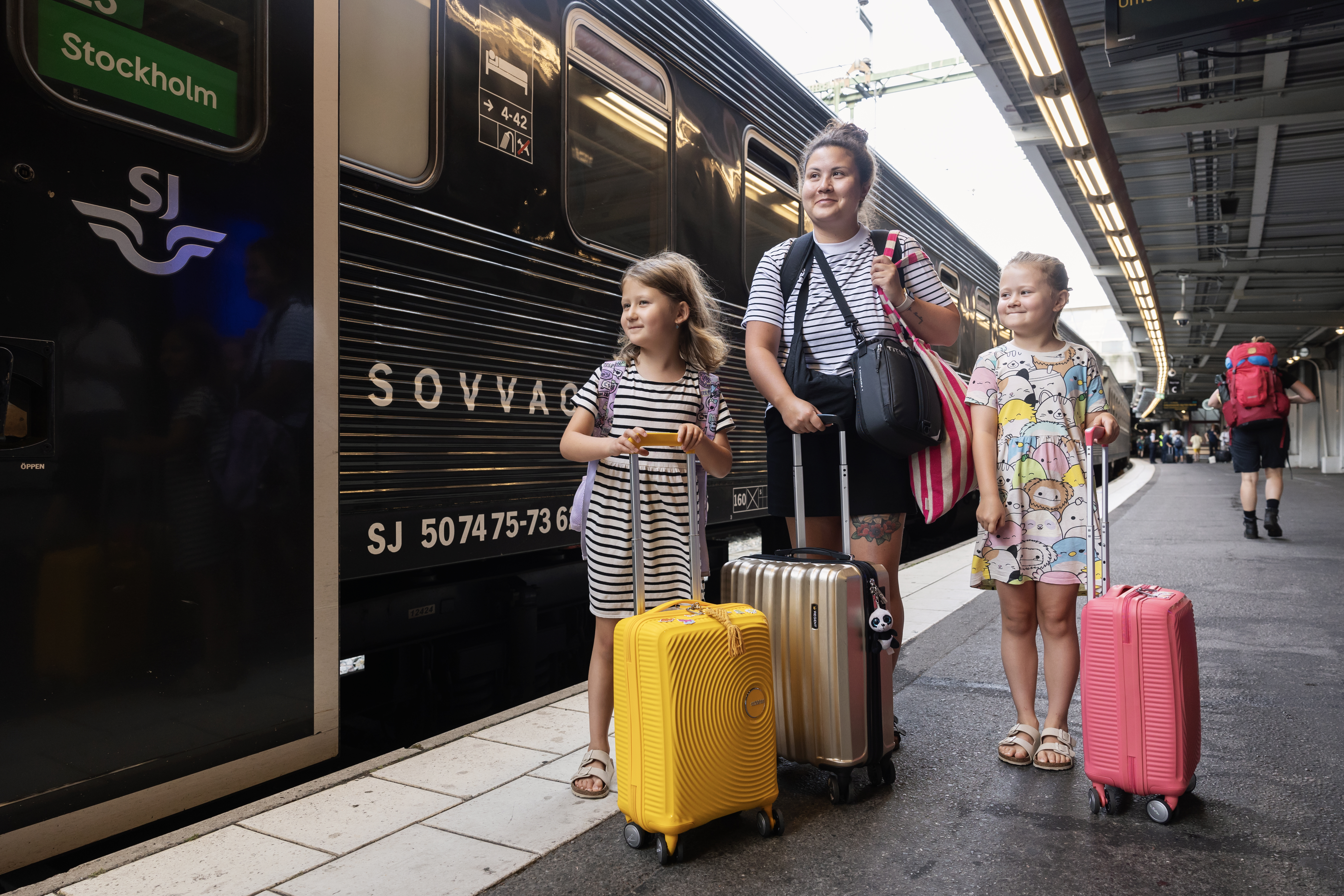 ”Mysigt att åka nattåg men riktigt varmt” tycker Selma, 8, och Maja, 6, som åker tåg för första gången med mamma Nathalie Kindblad.