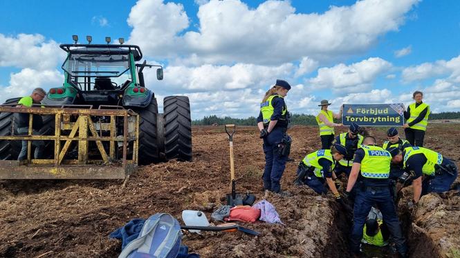 Poliser kämpar med att avlägsna aktivister som gräver igen diken för att stoppa klimatskadlig torvbrytning vid Grimsås mosse.