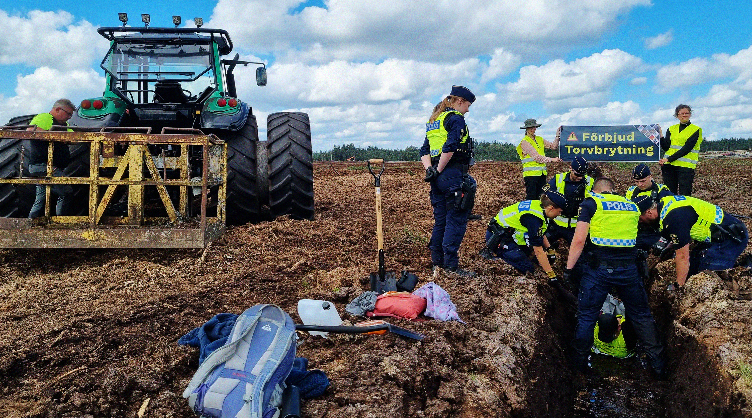 I juli anordnade Återställ våtmarker en aktion där de grävde igen diken för att stoppa klimatskadlig torvbrytning vid Grimsås mosse.