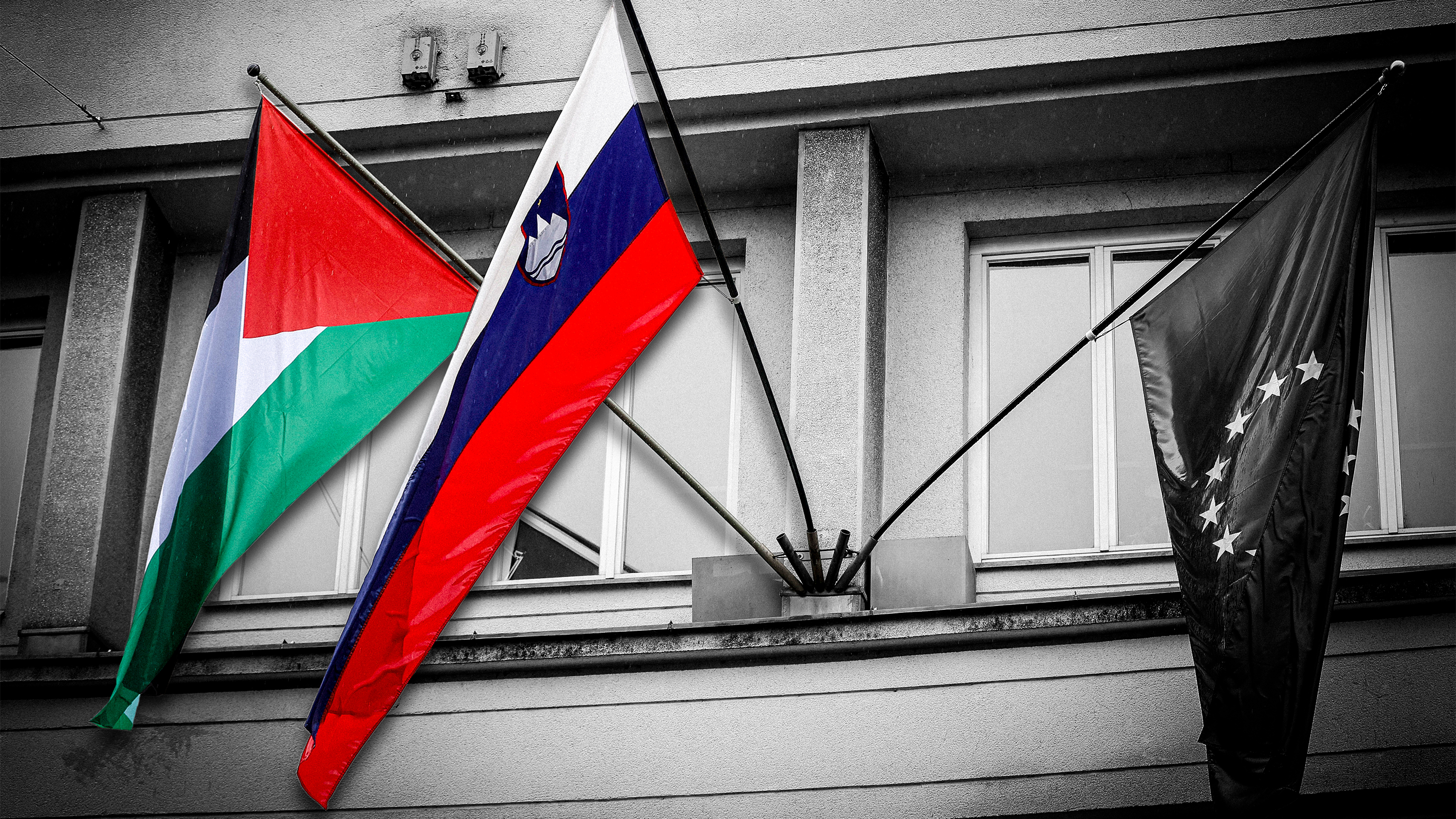 Den palestinska flaggan bredvid den slovenska på en myndighetsbyggnad i Sloveniens huvudstad Ljubljana, maj 2024.