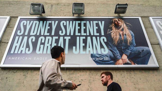 En av reklamaffischerna från American Eagles senaste reklamkampanj med Sydney Sweeney.