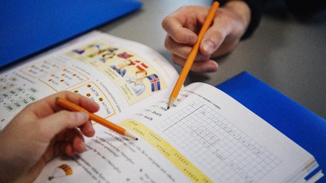 Flera studier visar att flickor trivs allt sämre i skolan, med mindre studiero och ökad stress för skolarbetet.