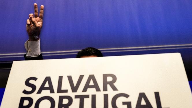 Högerpopulistiska Chegas partiledare gestikulerar segertecknet under valet, i maj tidigare i år.