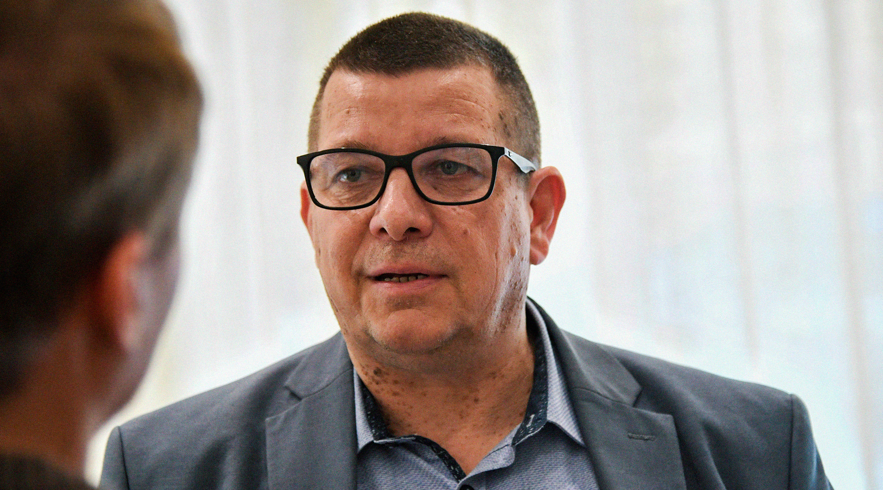 LO:s avtalssekreterare Veli-Pekka Säikkälä tycker det är bra att man höjer maxbeloppet man kan få ut, men menar att det är långt ifrån tillräckligt