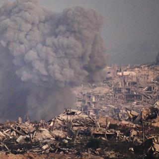 Stigande rök bland husruiner efter en israelisk attack på Gazaremsan.