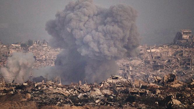 Stigande rök bland husruiner efter en israelisk attack på Gazaremsan.