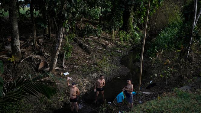 Venezolanska migranter badar i en flod i Panama, dit de återvänt efter att ha gett upp försöken uppe i Mexiko att korsa gränsen till USA.