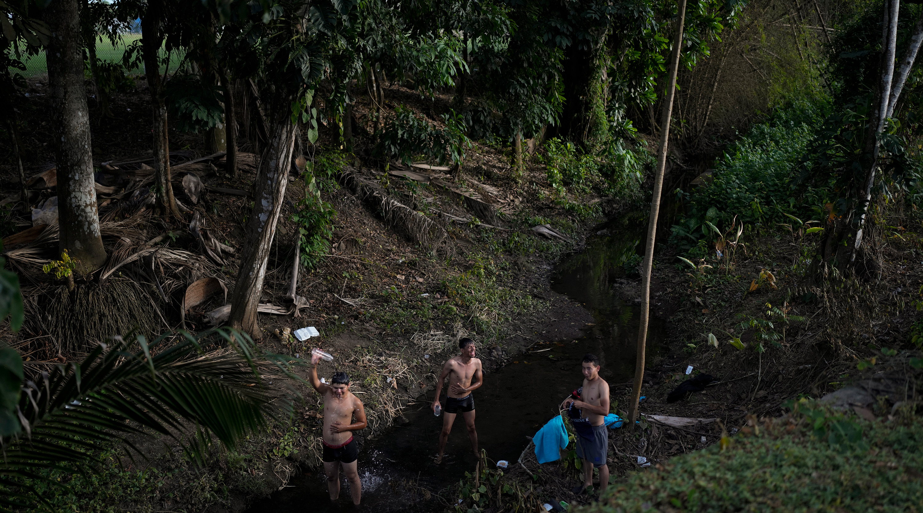 Venezolanska migranter badar i en flod i Panama, dit de återvänt efter att ha gett upp försöken uppe i Mexiko att korsa gränsen till USA.