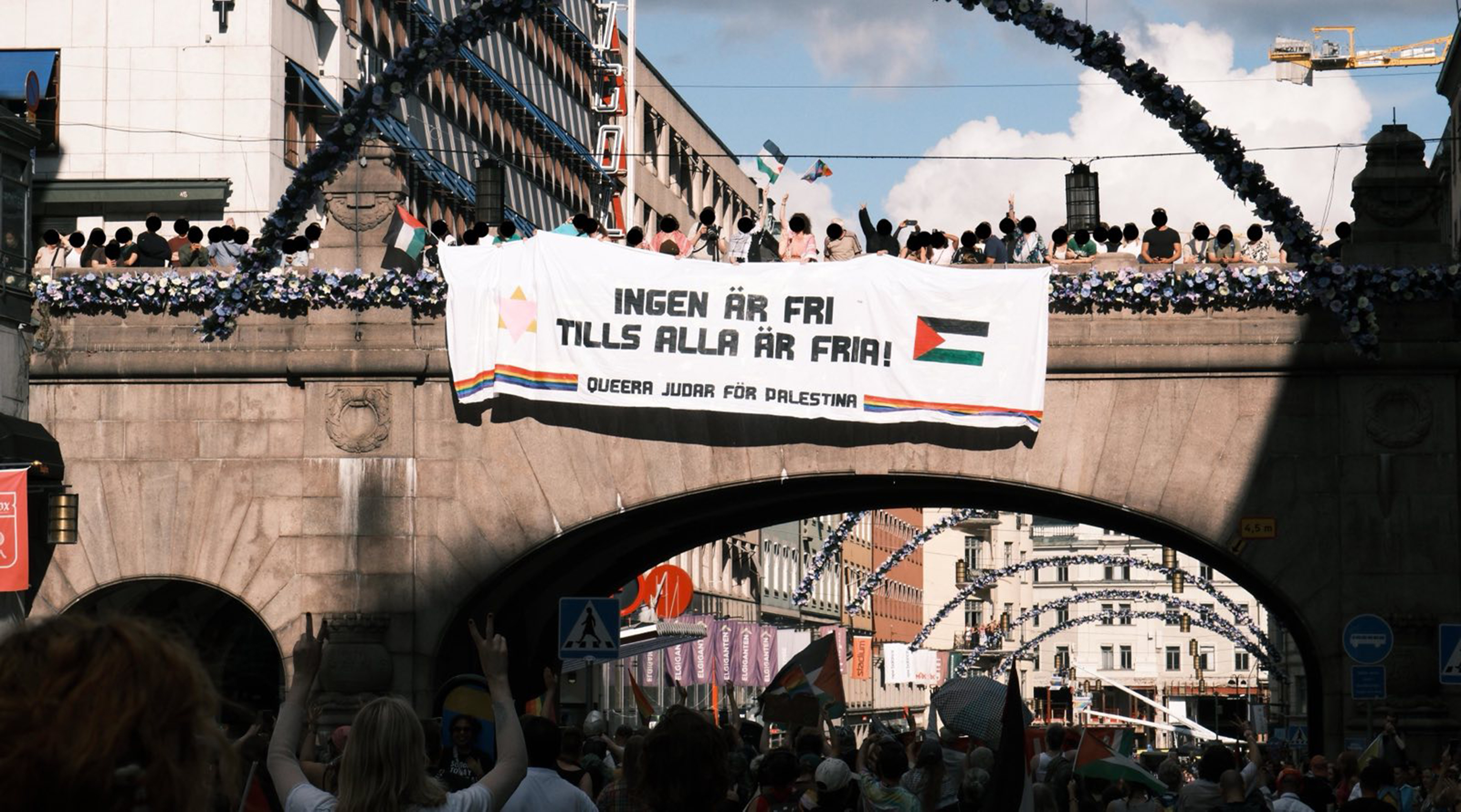 Queers against fascism har för andra året i rad samarbetat med Judiskt upprop, som hade en stor banner över bron på Regeringsgatan.
