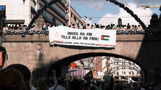 Queers against fascism har för andra året i rad samarbetat med Queera judar för Palestina, som hade en stor banner över bron på Regeringsgatan.