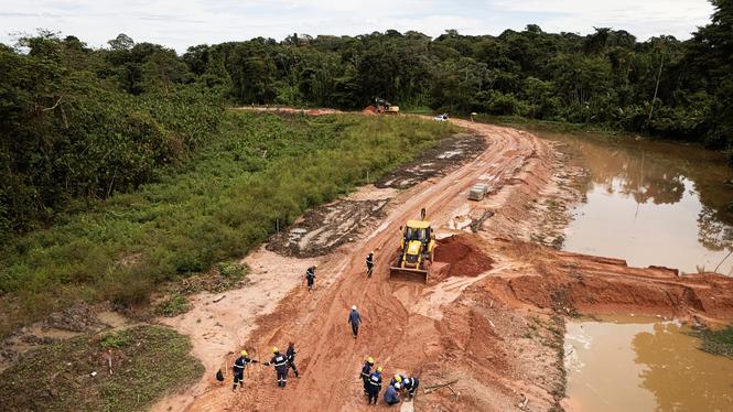 Arbetare bygger en aveny, kallad Liberdade, eller Frihet, inför FN:s klimattoppmöte COP30 i Belém, Brasilien.