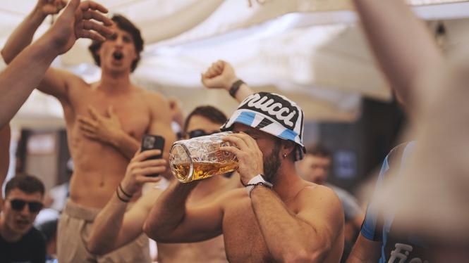 Tyskarna dricker allt mindre öl. Här en fotbollssupporter i München under Champions League-finalen i maj.