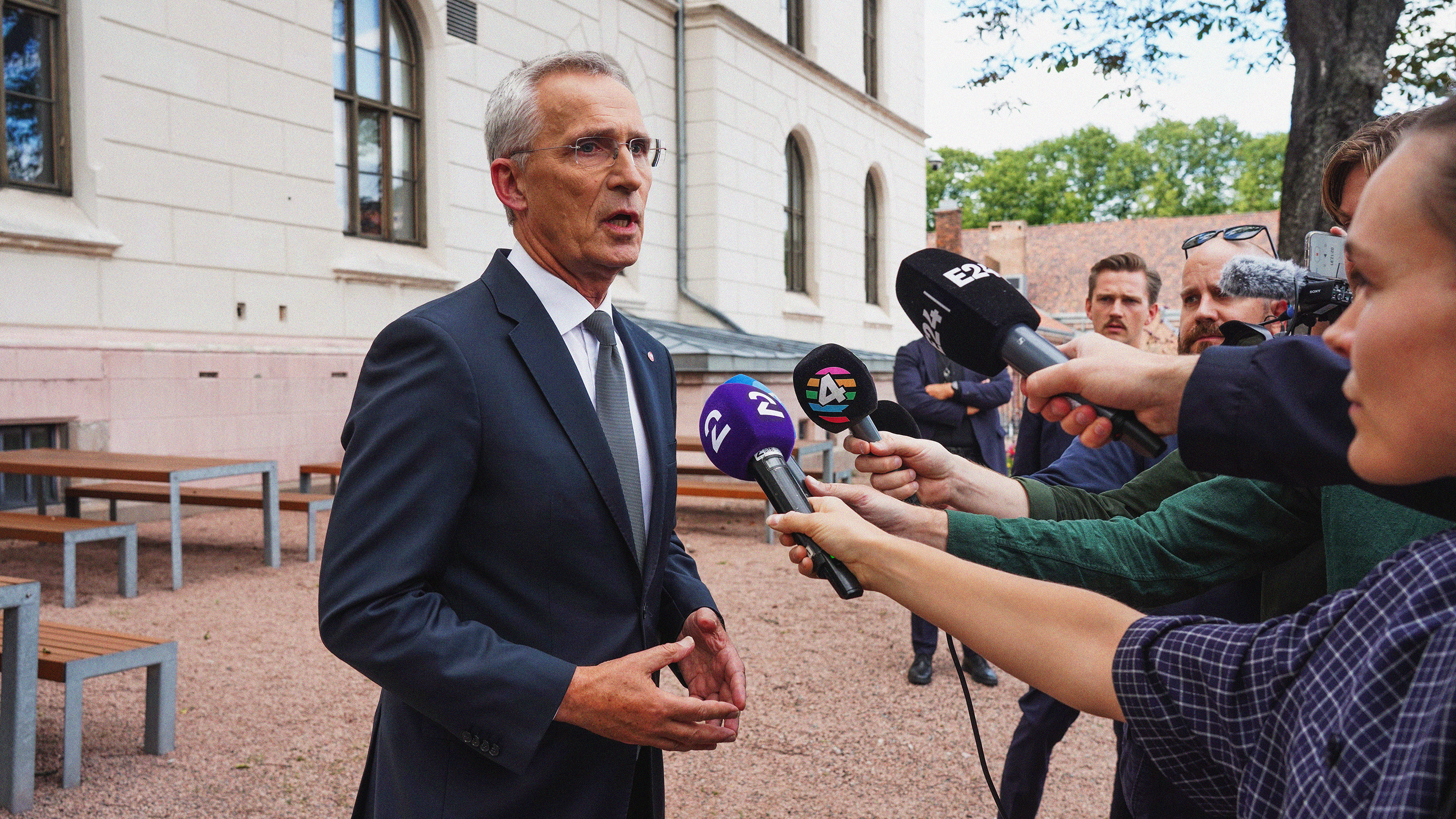 Norges finansminister Jens Stoltenberg svarar på frågor efter vad som beskrivs som ett krismöte i den norska regeringen.