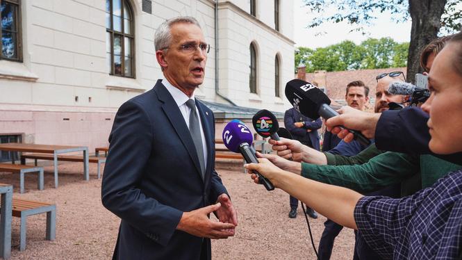 Norges finansminister Jens Stoltenberg svarar på frågor efter vad som beskrivs som ett krismöte i den norska regeringen.