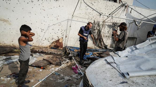 Palestinier undersöker tälten där journalisterna, däribland Al-Jazeera reportrarna Anas al-Sharif och Mohamed Qureiqa, dödades av IDF.