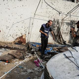Palestinier undersöker tälten där journalisterna, däribland Al-Jazeera reportrarna Anas al-Sharif och Mohamed Qureiqa, dödades av IDF.