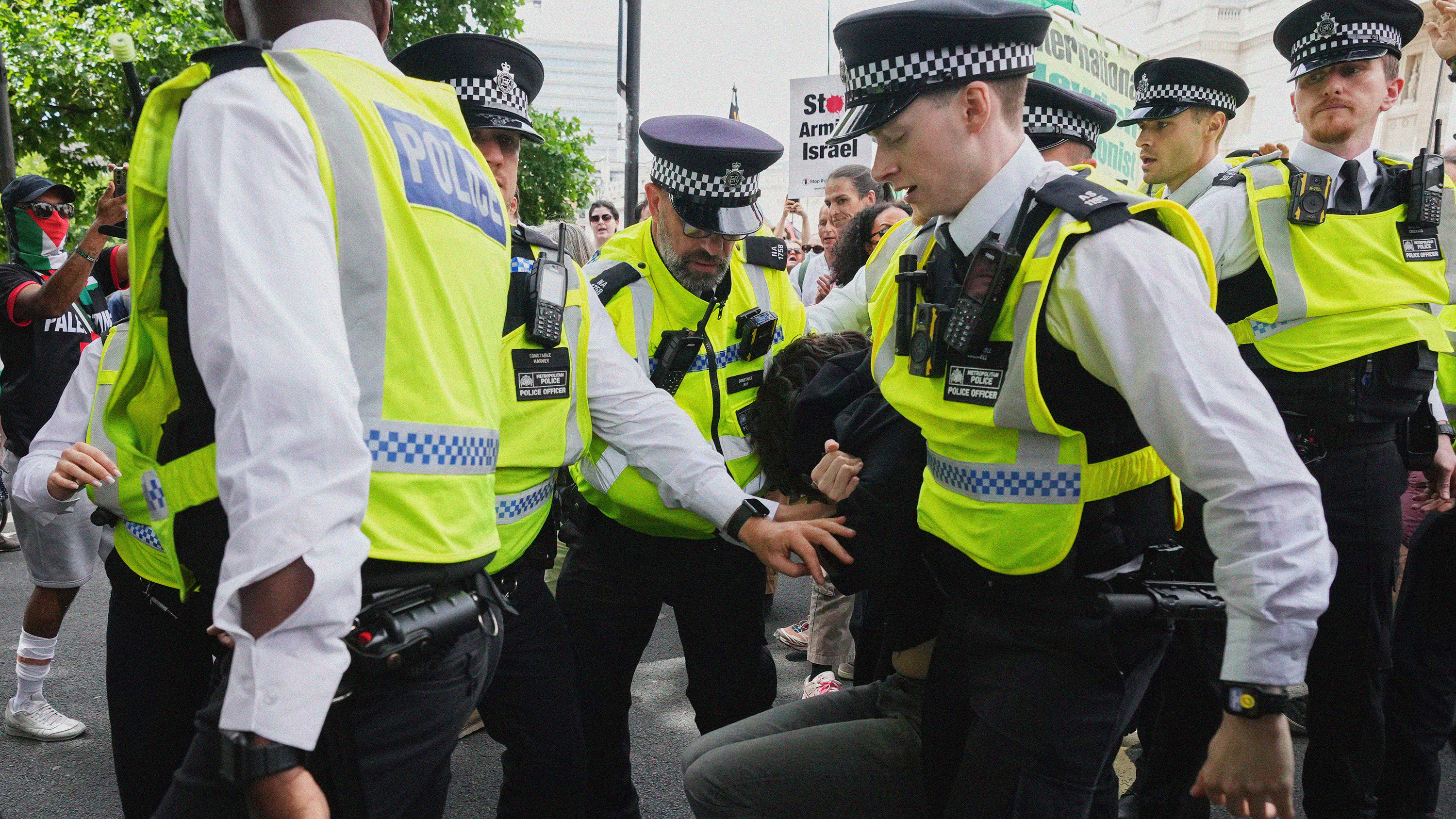 Polisen griper en demonstrant under en Palestine Action-protest i London, den 23 juni.  