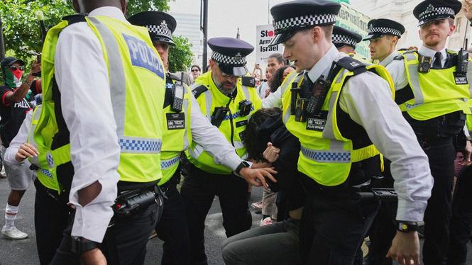 Polisen griper en demonstrant under en Palestine Action-protest i London, den 23 juni.  