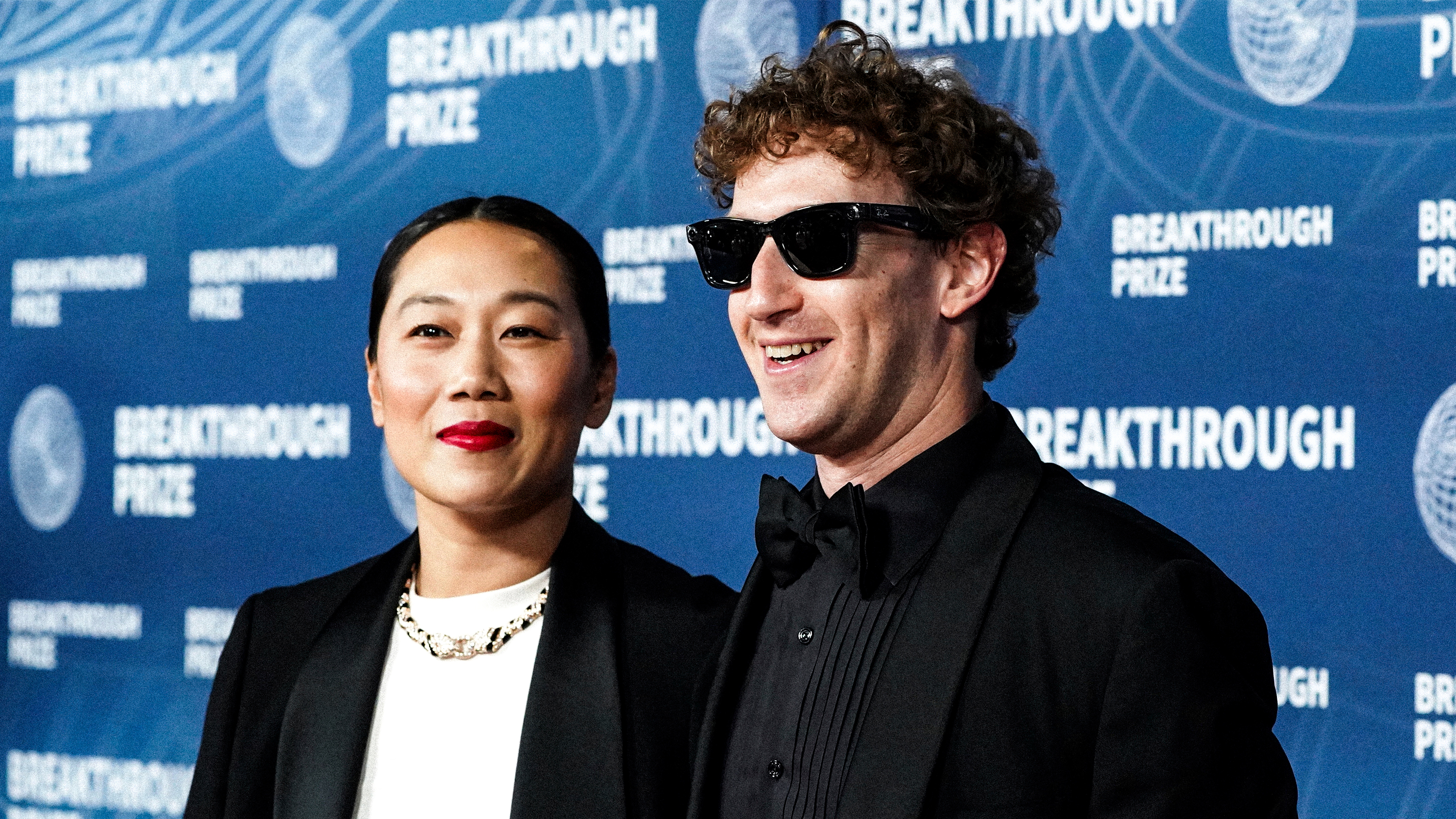 Mark Zuckerberg med partnern Priscilla Chan, som är avbildad insvept i en silvrig morgonrock i en staty på en tomterna i Palo Alto.