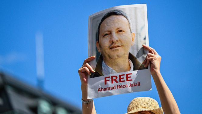 Bild på den svensk-iranske forskaren Ahmadreza Djalali som sitter fängslad i Iran.