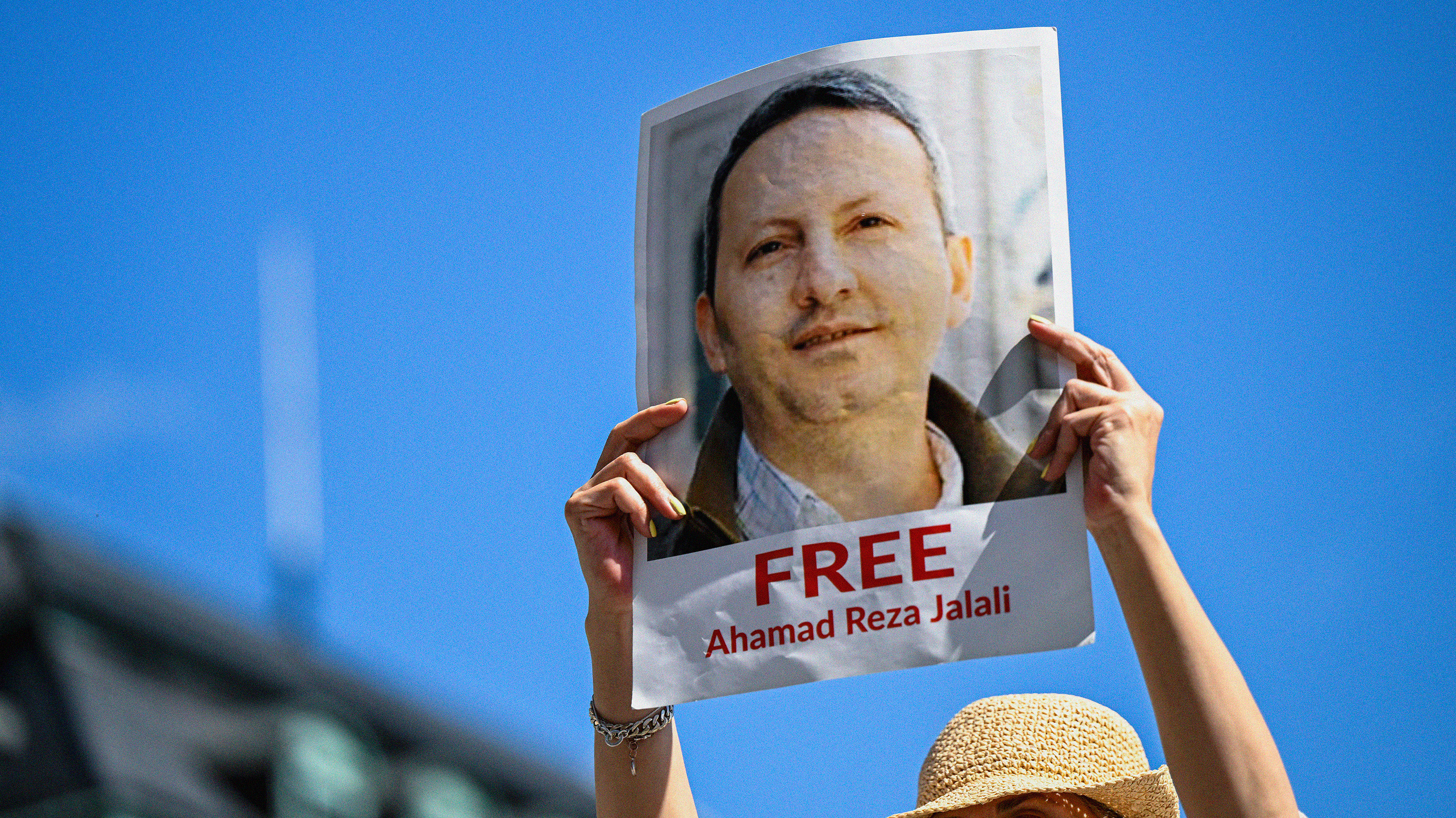 Bild på den svensk-iranske forskaren Ahmadreza Djalali som sitter fängslad i Iran.