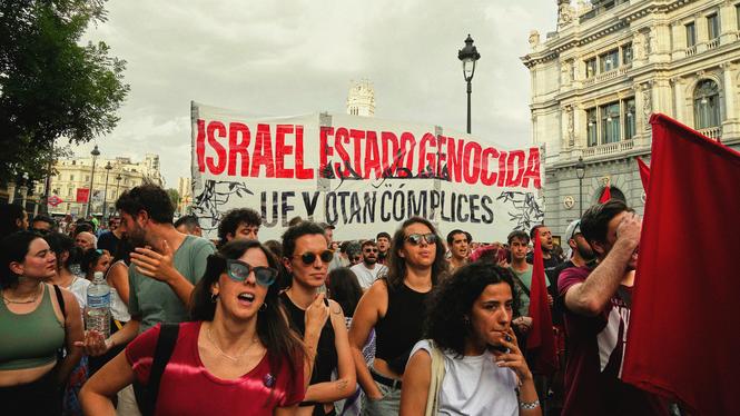 Demonstranter bär en banderoll med texten ”Israel folkmordsstat – EU och NATOs medbrottslingar” under en demonstration för Palestina i Madrid den 20 juni.