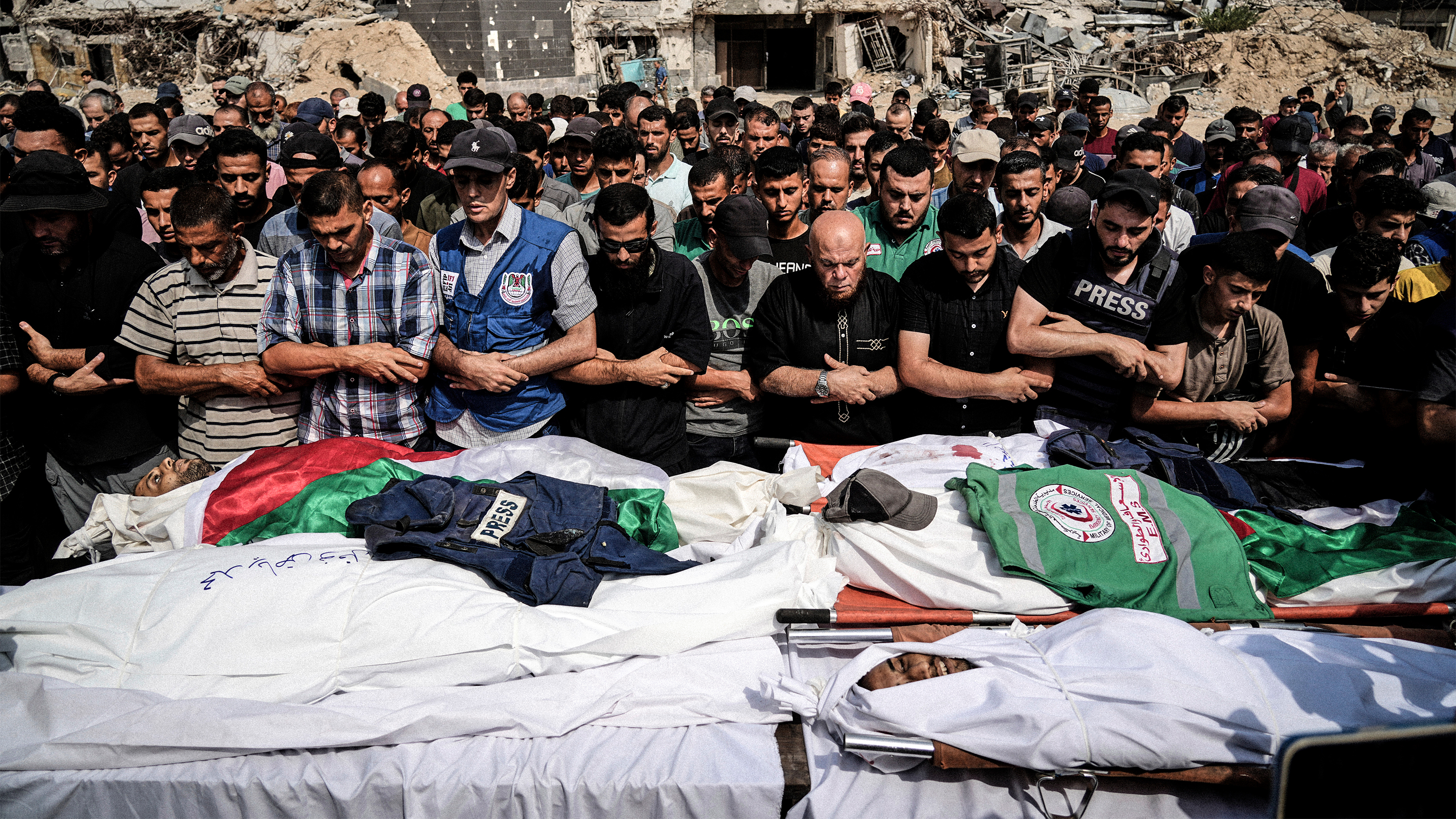 Kollegor och andra palestinier sörjer journalisterna som dödades av Israel i nattens attack.