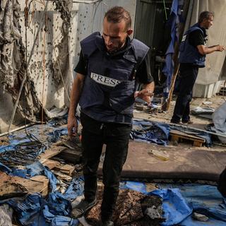 Pressen undersöker tältet där sex stycken journalister dödades till följd av ett flyganfall från Israel.