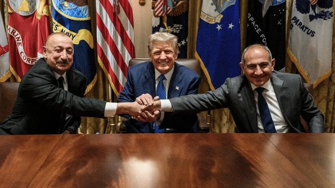 Azerbajdzjans president Ilham Alijev (till vänster) sammanförs med Armeniens premiärminister Nikol Pasjinjan under Donald Trumps pressmöte.