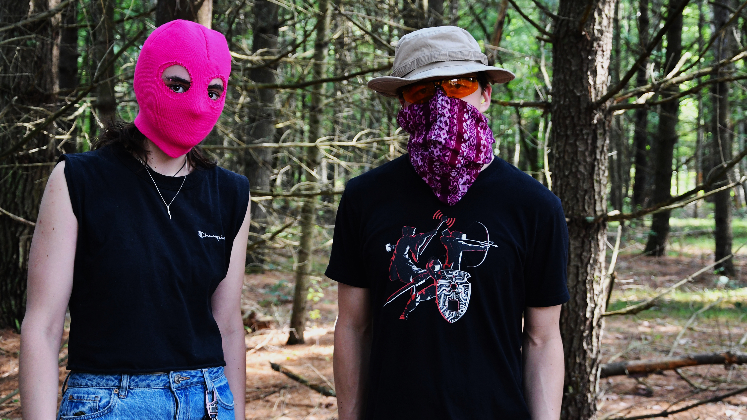 Andrea och Jon täcker sina ansikten för att skydda sin identitet medan de deltar i en skjutövning med Pink Pistols.